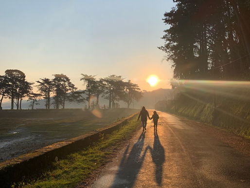 Lever de soleil sur la route du Moulin Mer de Logonna-Daoulas dans le Finistère, lieu d'accueil des résidences d'artistes MMProjet