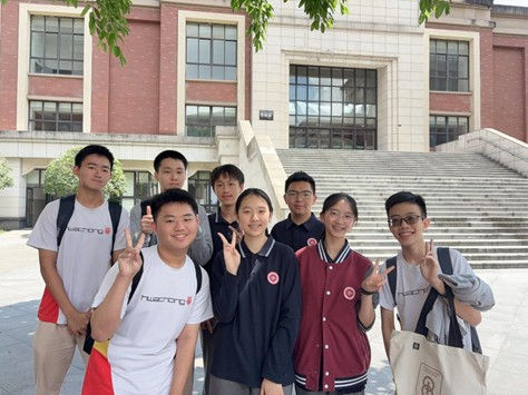 图片(六):在重庆八中与当地学生交流