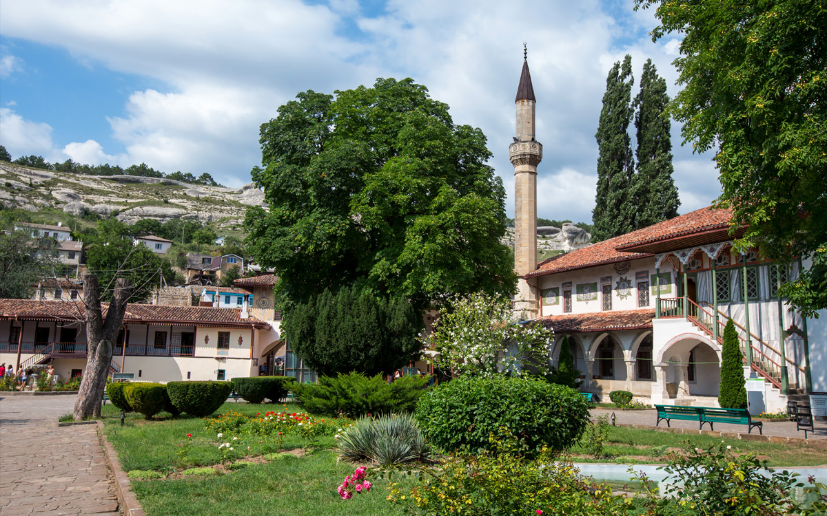 кипарисы бахчисарай. бахчисарайский дворец в крыму. ханский дюрбэ бахчисарай. стамбул бахчисарай. стамбул бахчисарай.