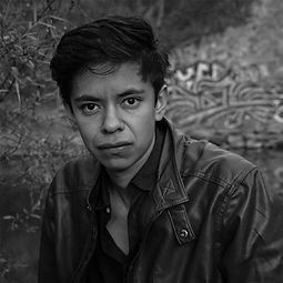 Arturo es autor, director y creador de universos narrativos y visuales. Su trabajo explora la tensión entre la oscuridad y la humanidad, integrando tradición urbana y sofisticación contemporánea desde una mirada crítica y profundamente sensible. Formado entre mundos opuestos —el barrio y los espacios de privilegio—, desarrolla una doble alfabetización cultural que atraviesa toda su obra: imágenes cuidadas que no esconden la crudeza, relatos confrontativos que no renuncian a la ternura.
Escribe sus propias historias, concibe el universo simbólico de cada proyecto y dirige procesos creativos completos, construyendo la estética desde la fotografía, el vestuario y la dirección visual. Para Arturo, el proceso es tan importante como el resultado. Dirigir implica cuidar a las personas, sostener tensiones emocionales y preservar coherencia entre lo que se cuenta y cómo se cuenta.
En proyectos autorales y colaboraciones, aborda temas como la masculinidad, el ritual y la violencia simbólica.