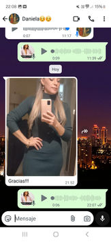 Mujer rubia con vestido verde oscuro toma selfie, texto 'Hola', 'Gracias!!'