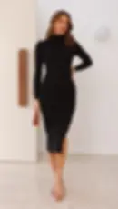 Miniatura: Mujer elegante con vestido midi negro ajustado, manga larga y cartera.
