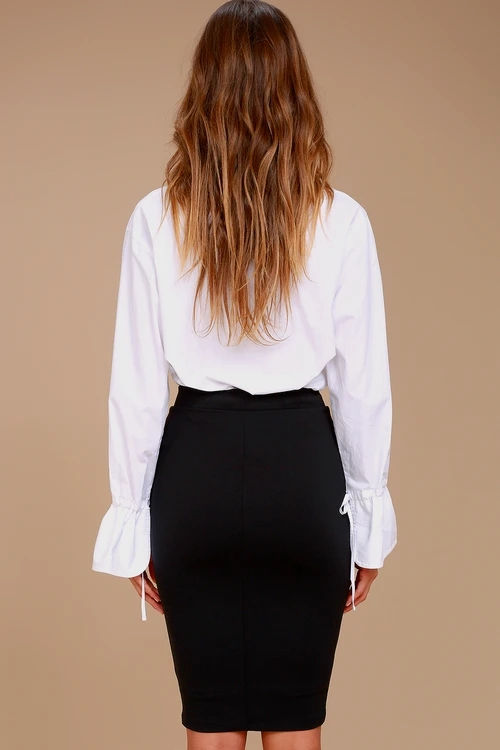 Miniatura: Espalda de mujer vistiendo blusa blanca de manga larga y falda negra.