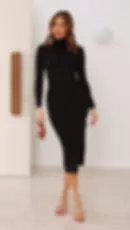 Miniatura: Mujer usando un elegante vestido midi negro ajustado con mangas largas.