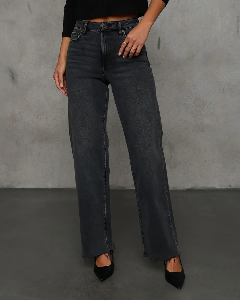 Miniatura: Mujer vistiendo jeans anchos grises oscuros, corte recto moderno.