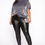 Miniatura: Mujer talla grande con top gris metálico brillante y leggings cuero negro.