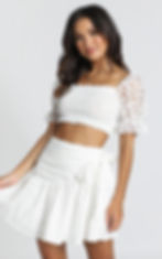 Miniatura: Mujer vistiendo top blanco smock mangas florales y falda blanca