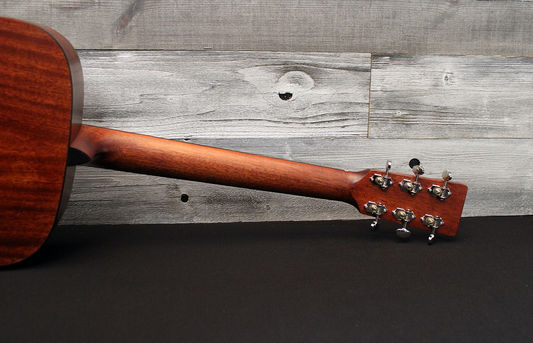 Eastman E2D-BK
Guitar-Inn