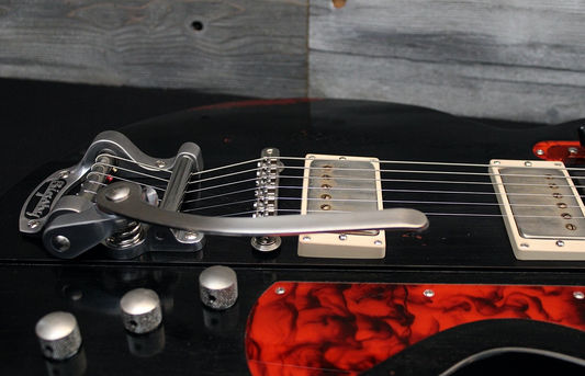 Eastman Juliet/v B-BK 
Guitar-Inn