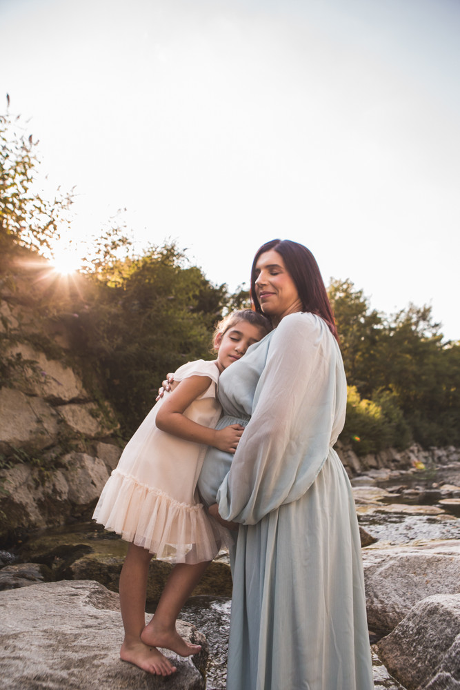 Foto gravidanza con sorellina al tramonto Perego Silvia Fotografa
