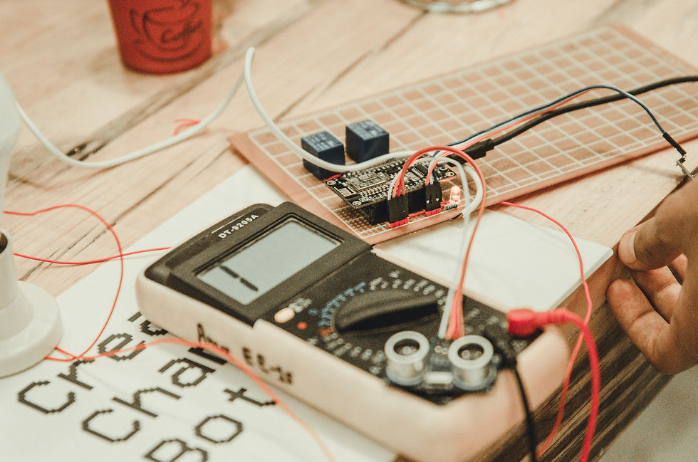 Digitales Multimeter bei der Messung an einer elektrischen Schaltung – Symbolbild für die Prüfung elektrischer Anlagen nach DGUV V3