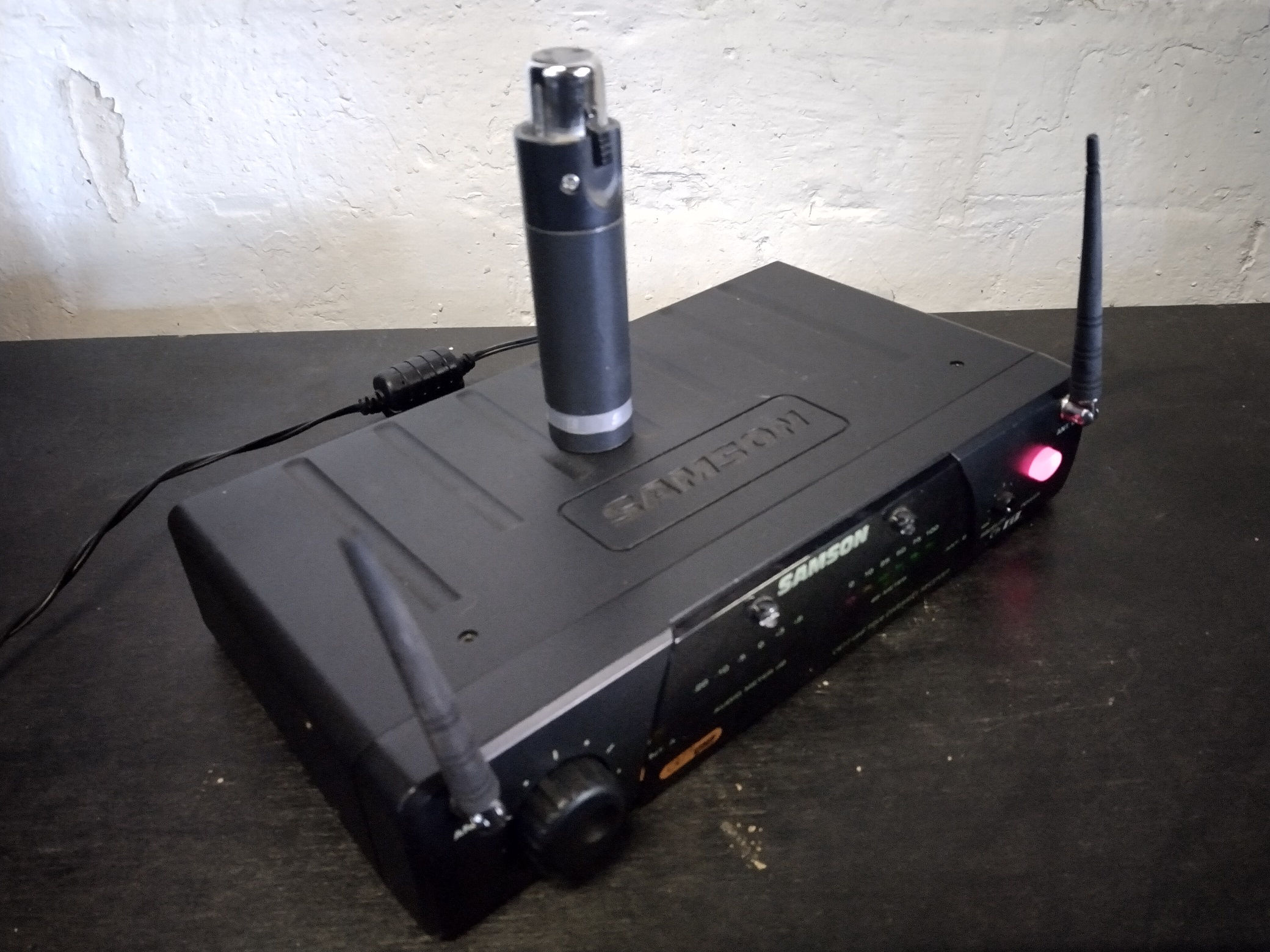 Samson Airline CR77 AX1 'Plug-On' Wireless Microphone System. Pre-Owned. VGC.