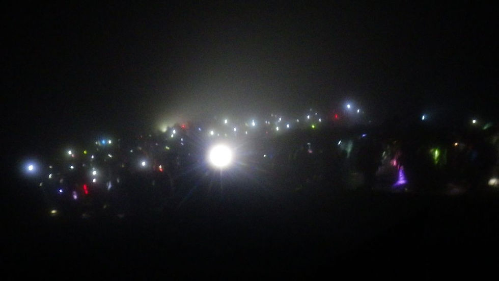 Des lumières dans la nuit.