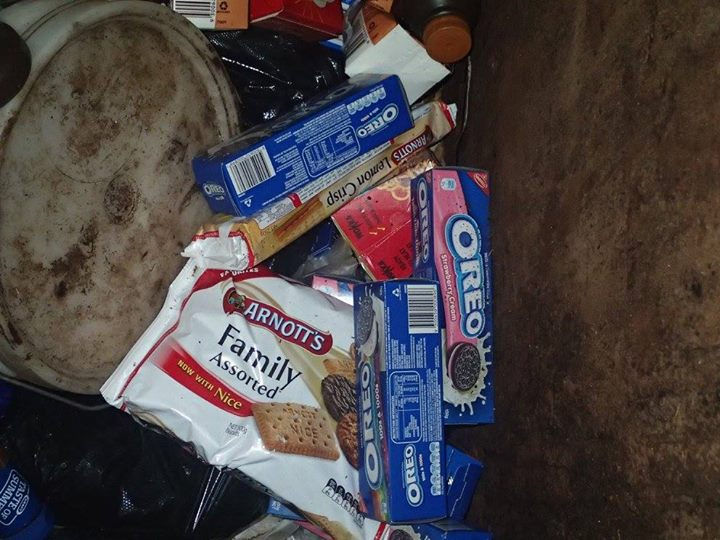 Faire les poubelles.