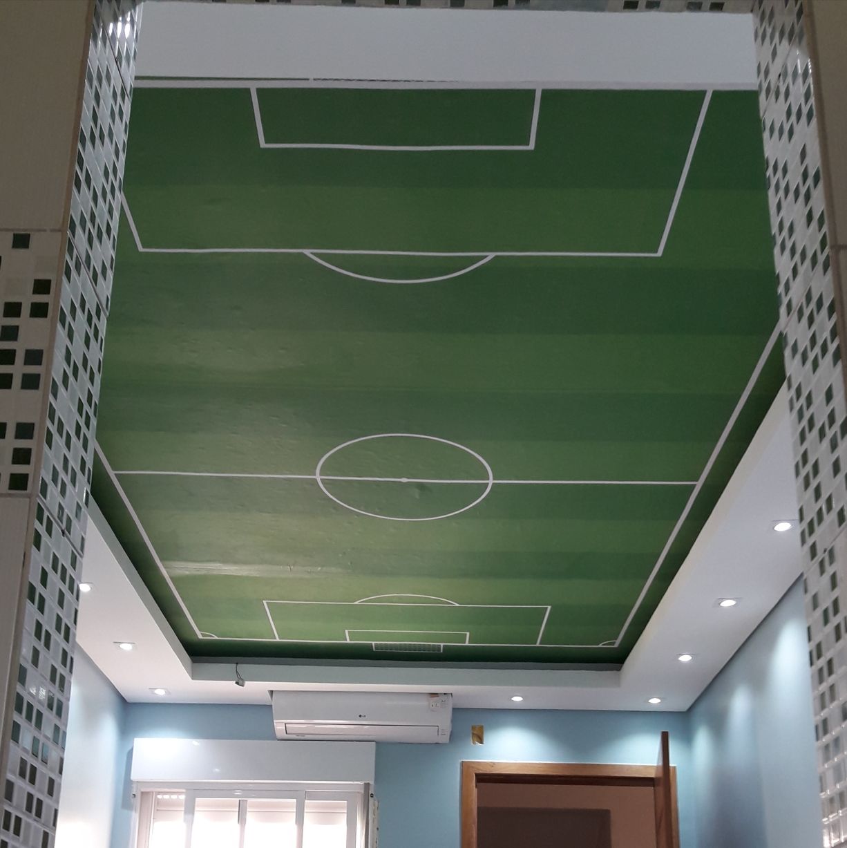Campo de futebol no teto