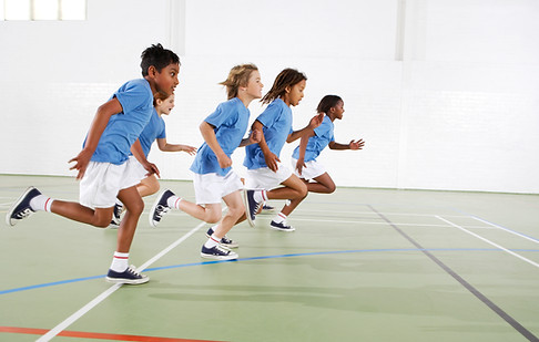les enfants en cours d'exécution