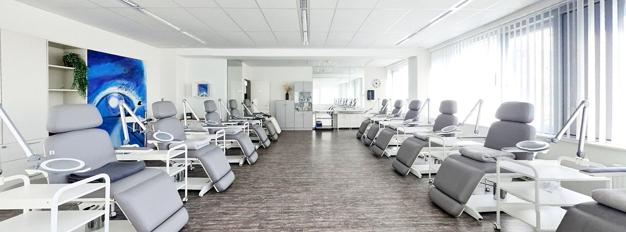 Akademie-der-Kosmetik-Fupflege-und-Make-up-Hamburg-Living-Room_edited.jpg