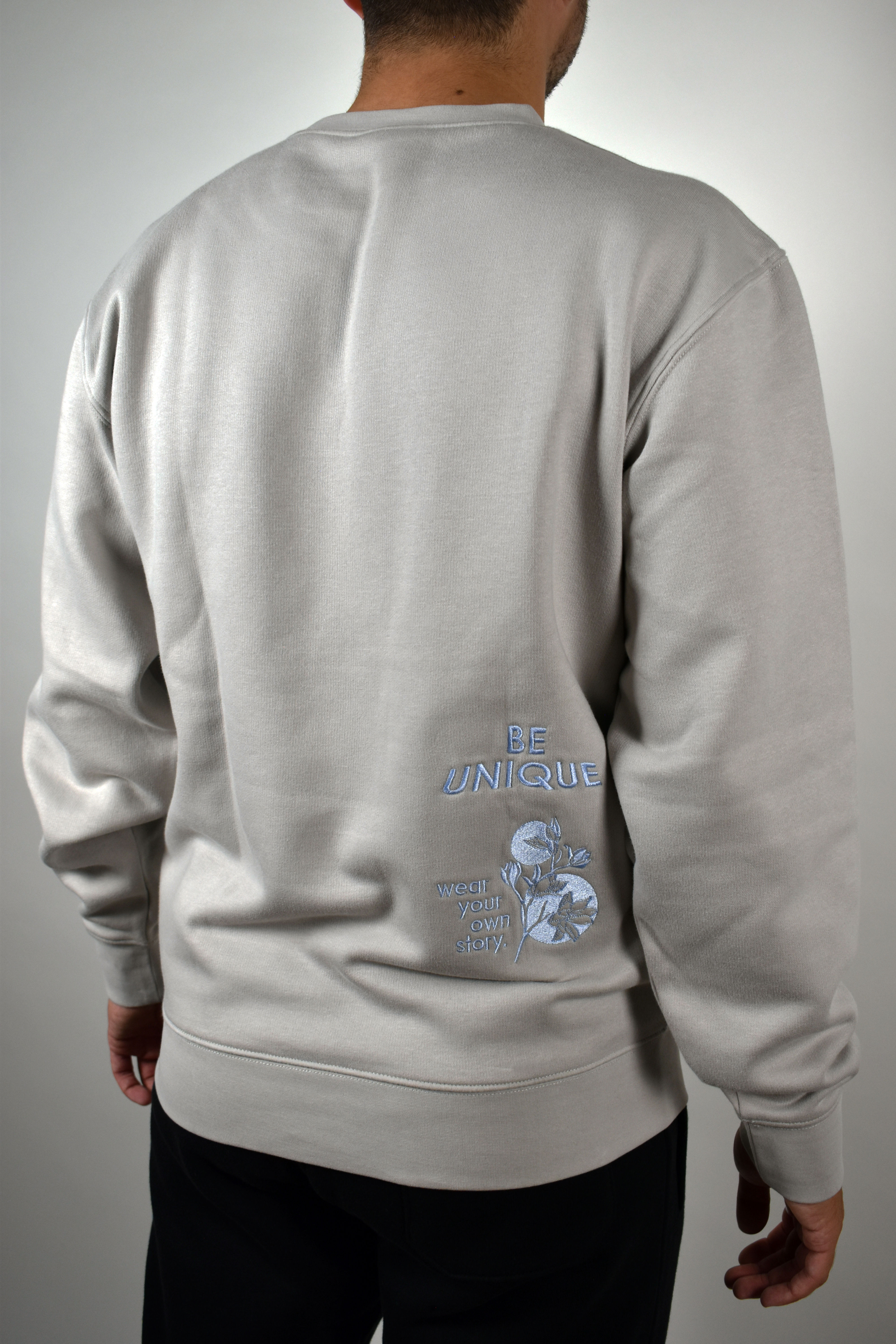 Urban Grey Sweatshirt bestickt mit «Be unique - wear your own story»