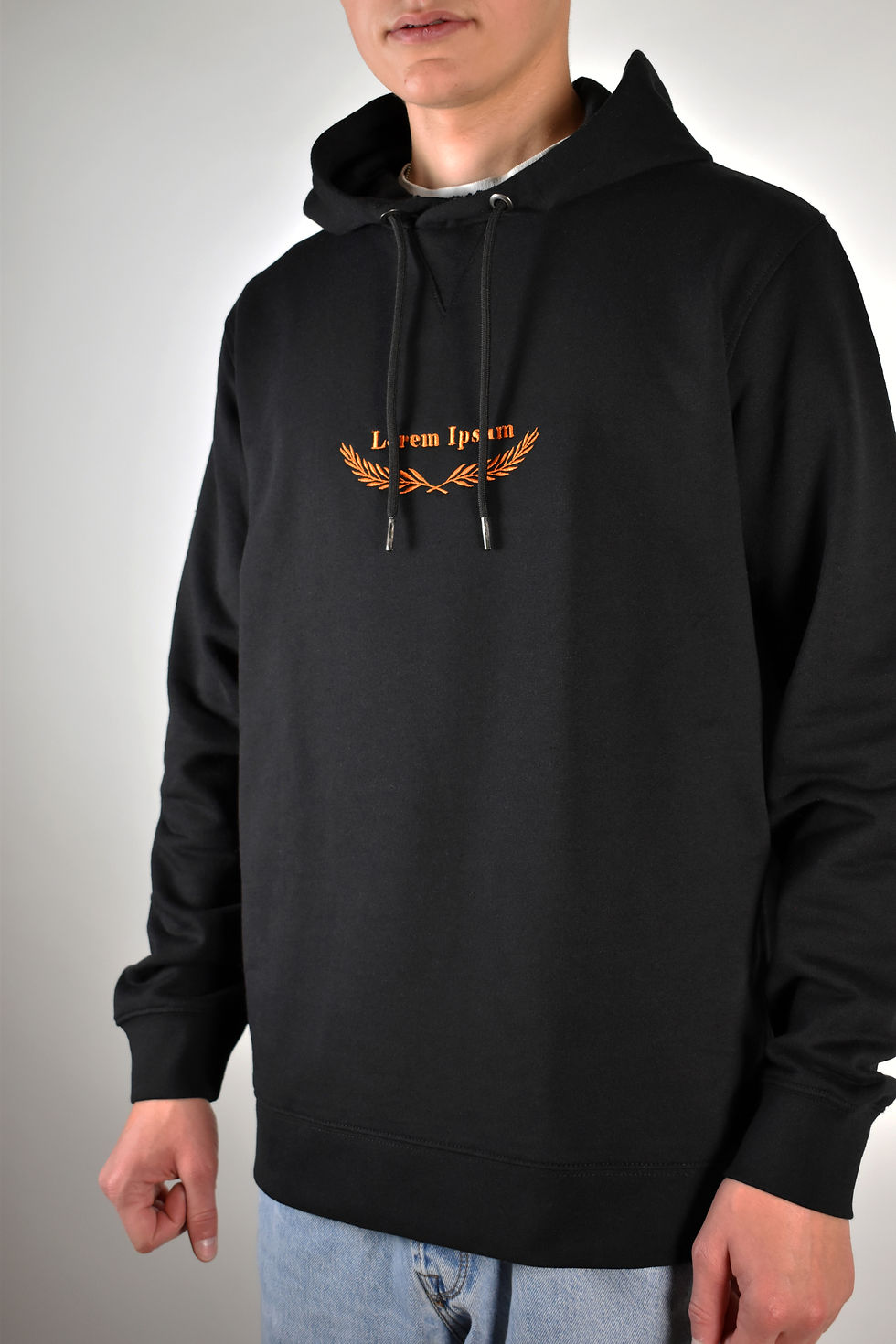 Schwarzer Hoodie bestickt mit «Lorbeerkranz und Text zum selber wählen»