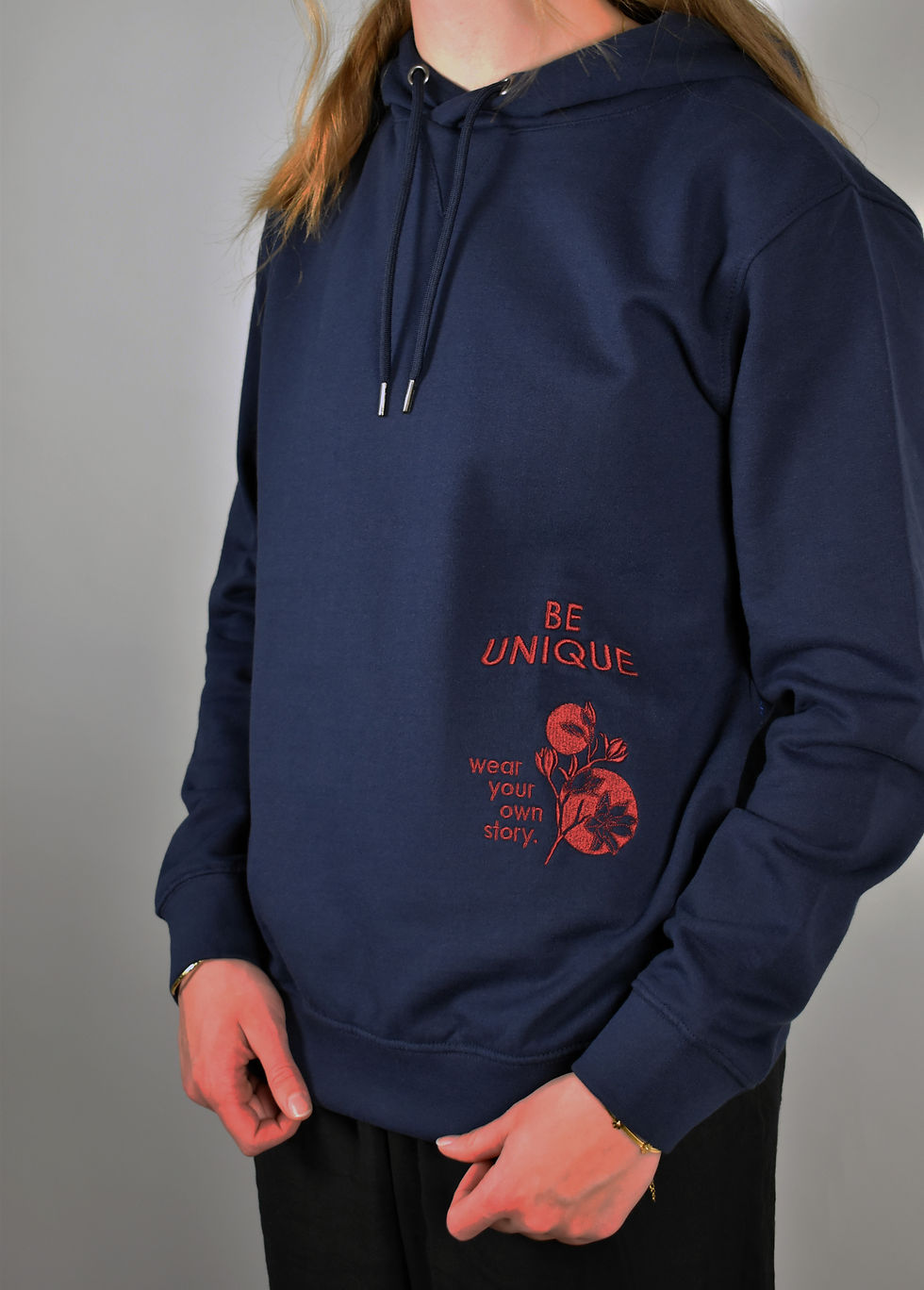 Navy Hoodie bestickt mit «Be unique - wear your own story»