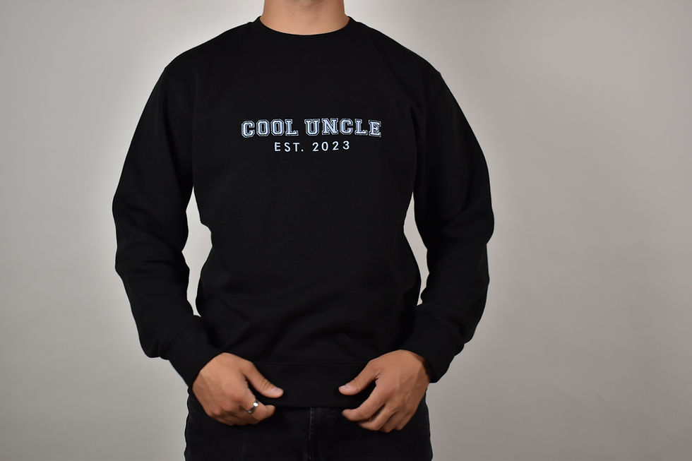 Schwarzes Sweatshirt bestickt mit «Cool Uncle, Est...» Jahrgang zum selber bestimmen
