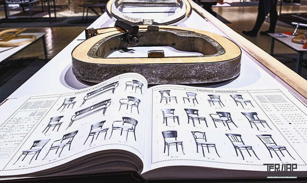 Régies nyitott könyv, melyen különböző Thonet-székek rajzai vannak