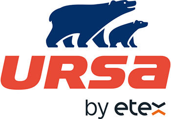 Két sötétkék medve sziluettje piros "URSA" felirattal, alatta "by etex" szöveg. Egyszerű, tiszta dizájn.