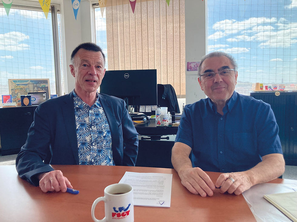 Patrick Roux (à gauche), président de l'association Artémis, et Antonio Fonseca (à droite), coprésident de la FSGT, ont signé le 23 mai dernier une convention entre les deux structures. © FSGT