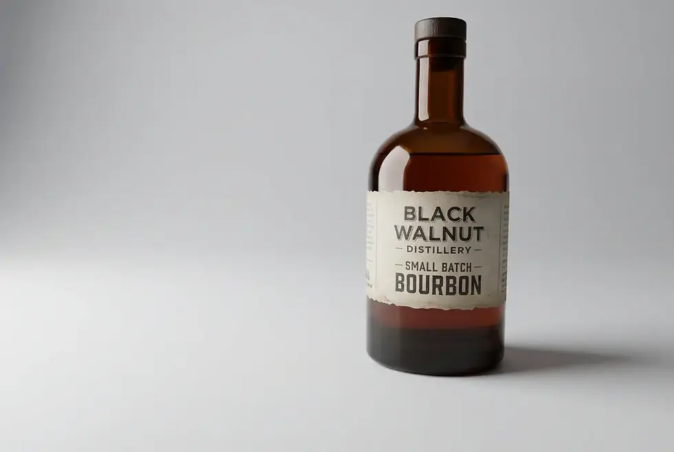 Bruine fles met etiket "Black Walnut Distillery, Small Batch Bourbon" op een grijze achtergrond. Sereen en minimalistisch.