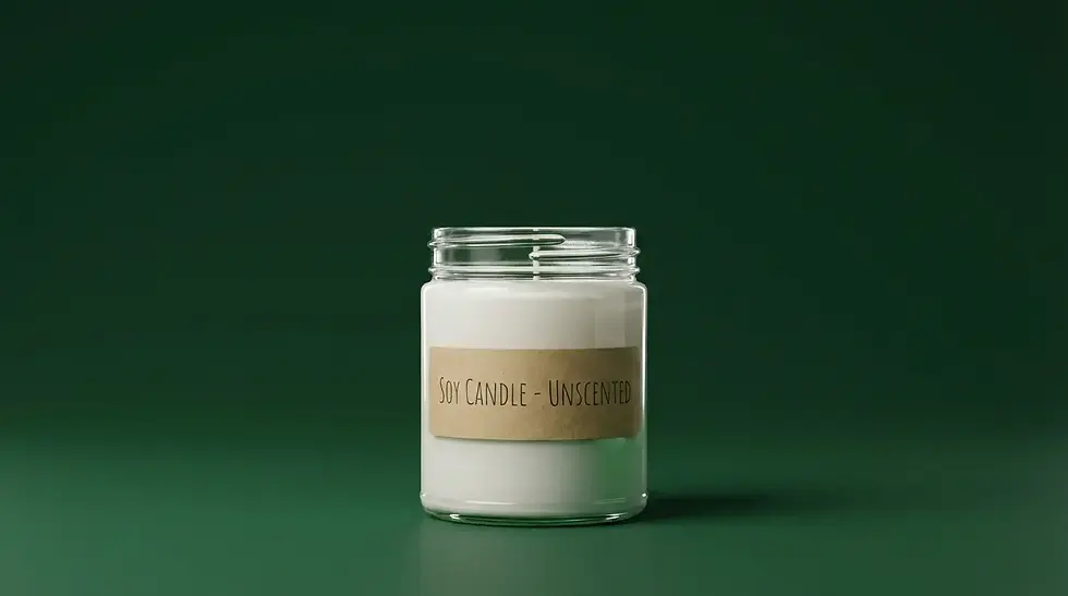AI Productfotografie - Sojakaars zonder geur, in glazen pot met bruine papieren label; tekst "Soy Candle - Unscented". Donkergroene achtergrond; rustieke sfeer.
