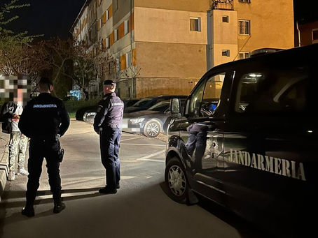 Tânăr din Bistrița, prins de jandarmi având plicuri cu droguri asupra sa
