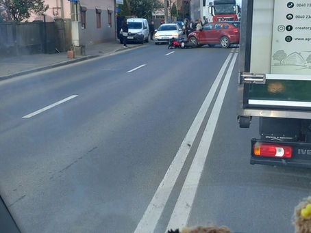 Accident pe strada Traian Vuia din Cluj-Napoca! Un motociclist a fost transportat la spital