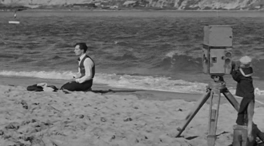 Buster Keaton + monkey - The Cameraman (1928)