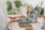 un femme consulte un site internet