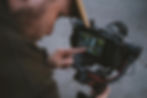 un homme filme avec une camera