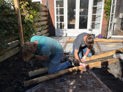 bewoners helpen zelf mee met het maken van de tuin