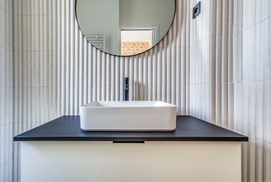 Un meuble de salle de bain avec un lavabo et un miroir