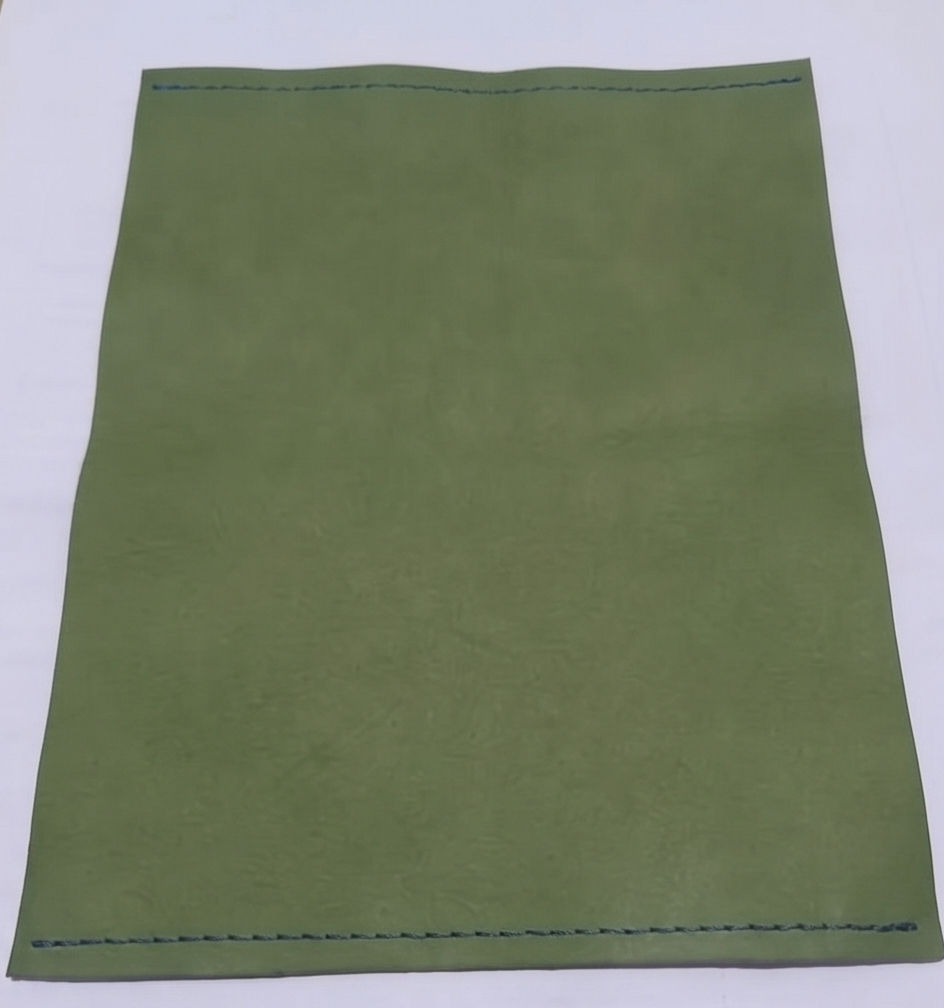 Close do material BioCouro real em textura, fundo neutro, formato horizontal.
