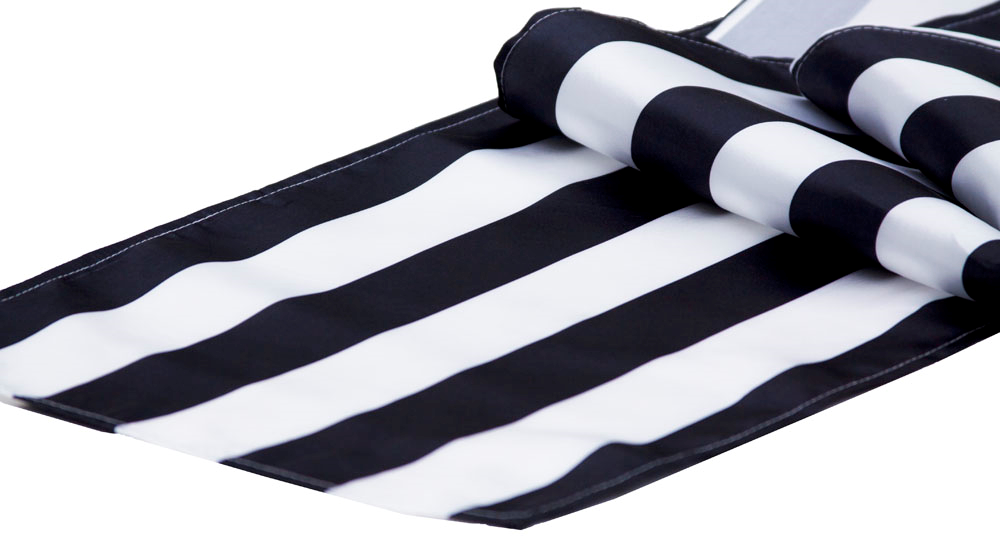 Chemin de tables noir et blanc