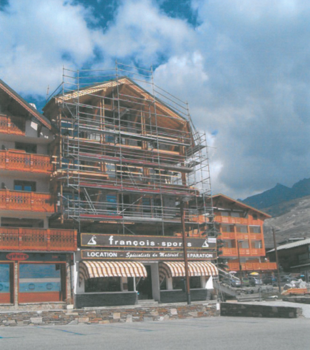Façade de bâtiment en station