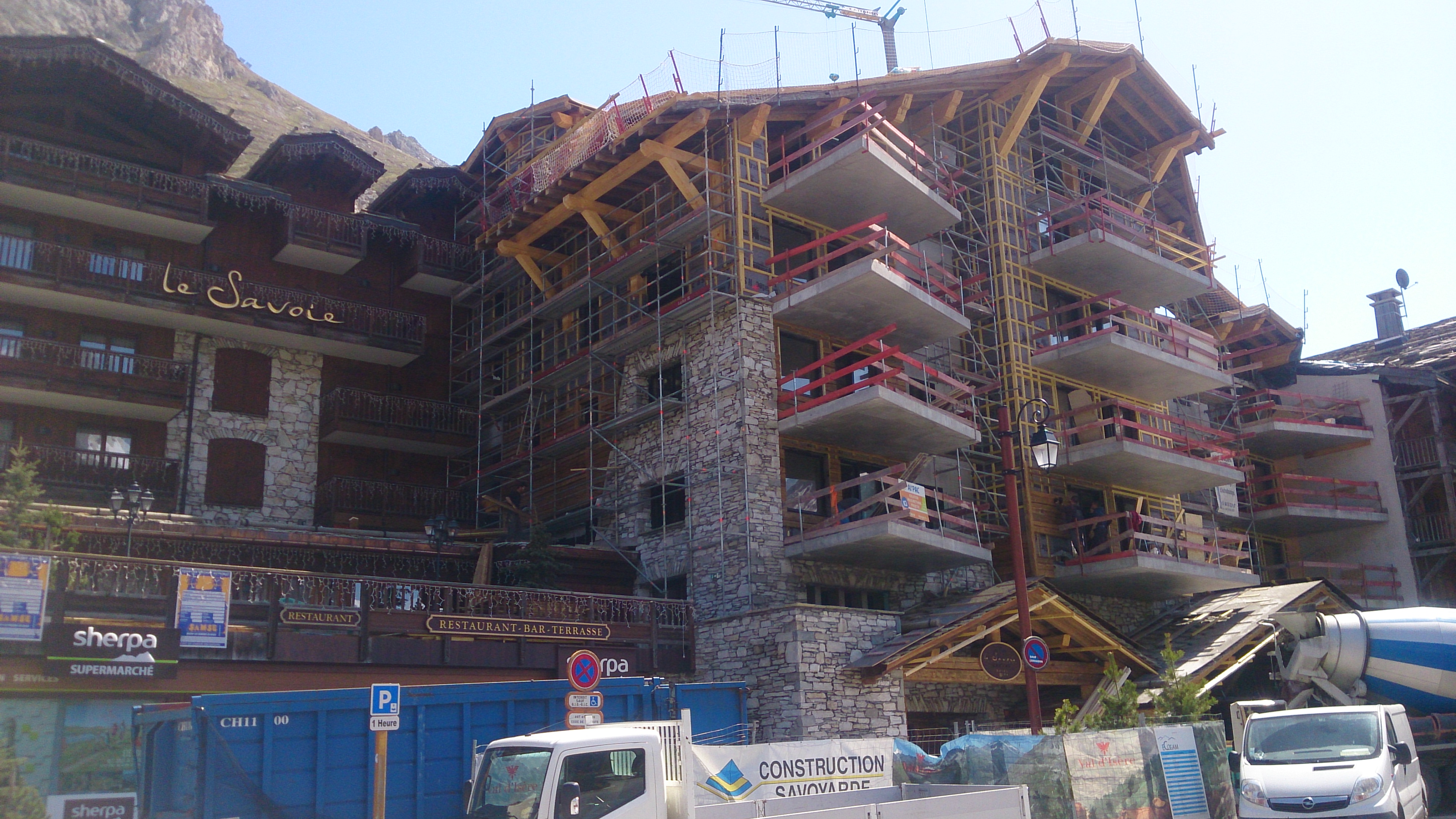 Le_Savoie_Val_d'Isère_-_Echafaudage.JPG
