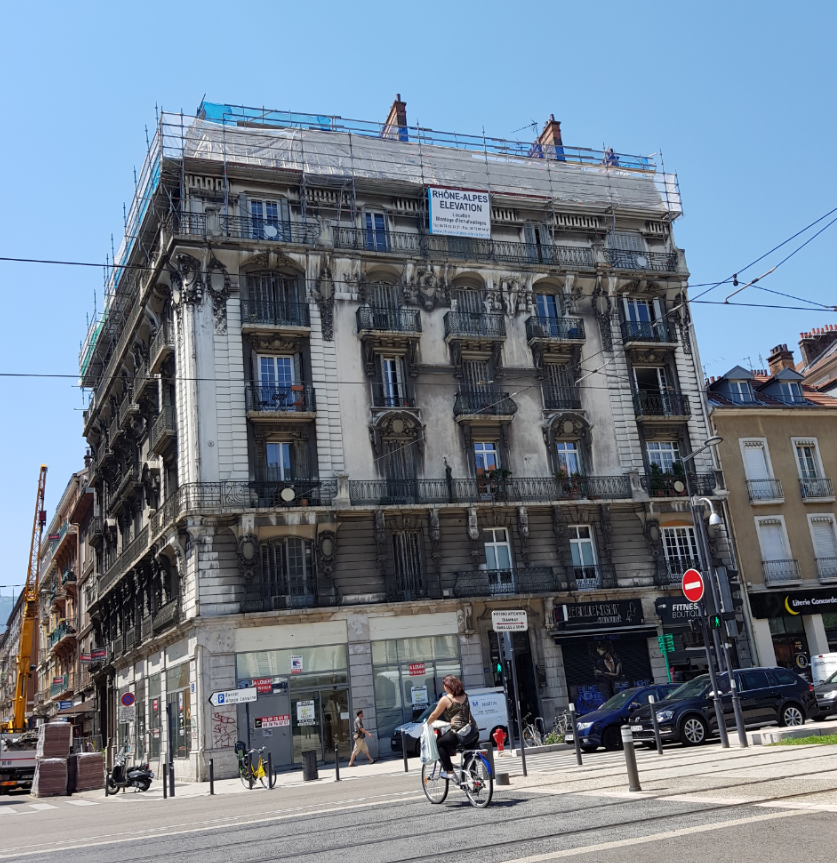 Echafaudage_en_toiture_Grenoble_Cours_Jean-Jaurès.png