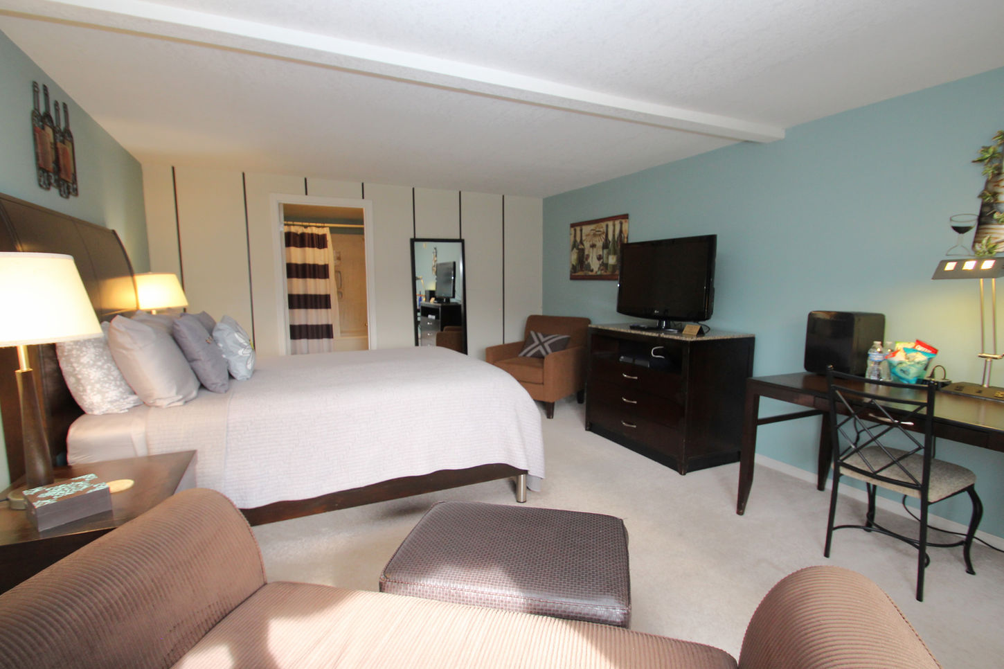 Cozy room with bed, desk and TV for a relaxing stay.