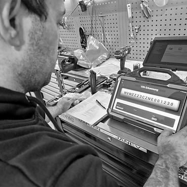 Automechaniker bei der Diagnose eines Fahrzeugs