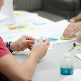 Feedbackgesprek aan tafel met post its