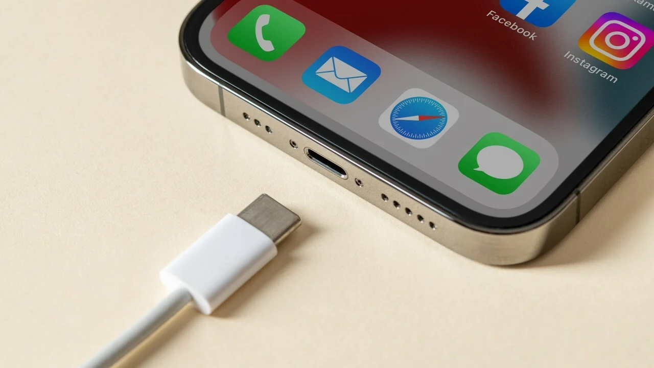 Resumen del porqué Apple ha tenido que flexibilizar y optar por fabricar iPhone con puerto USB-C