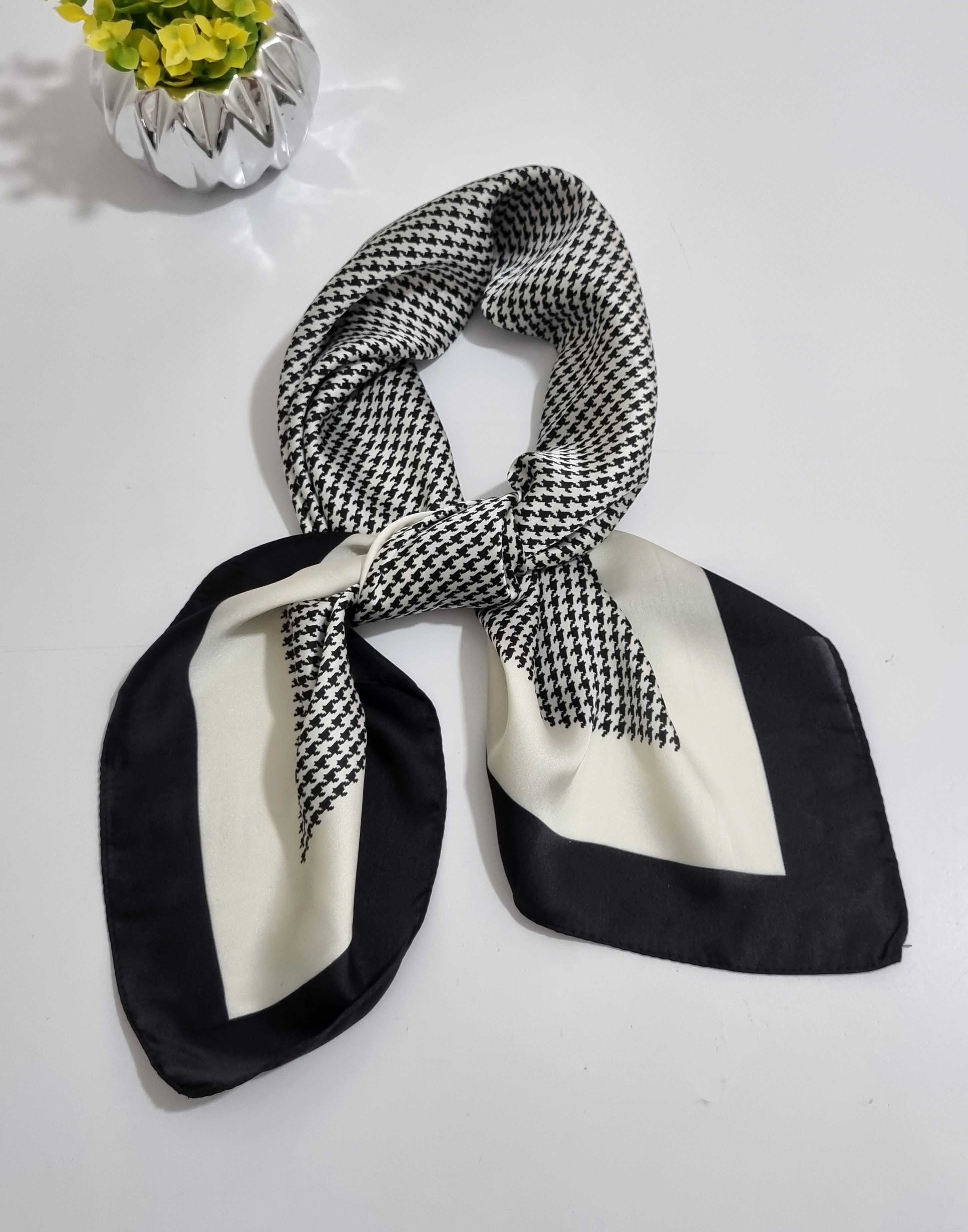 LENÇO médio 70x70 preto off white