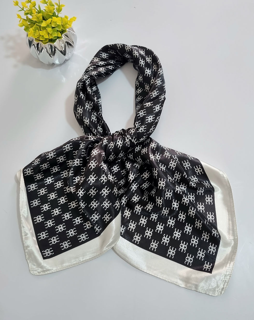 Lenço delicado preto branco