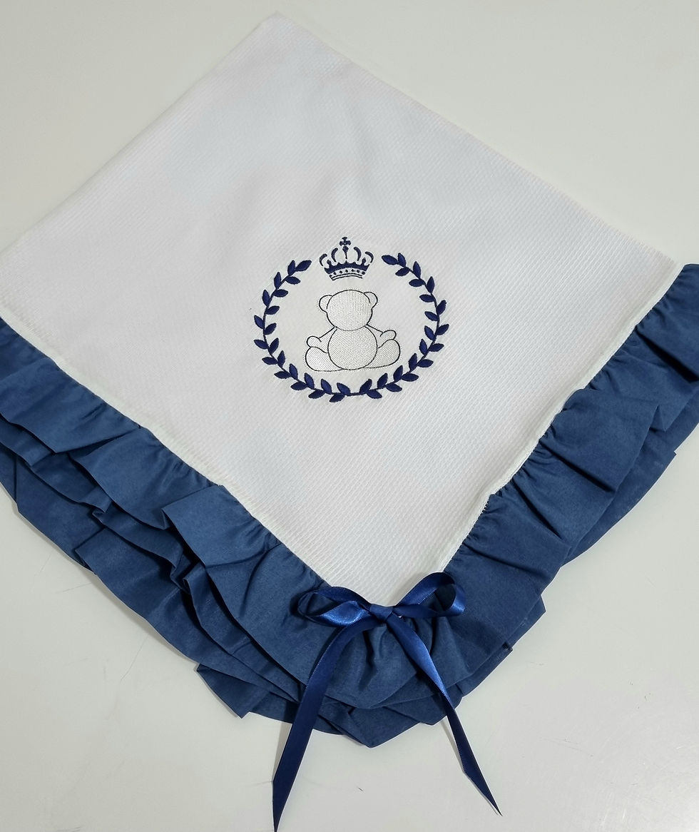 Manta piquê bordada com Babado