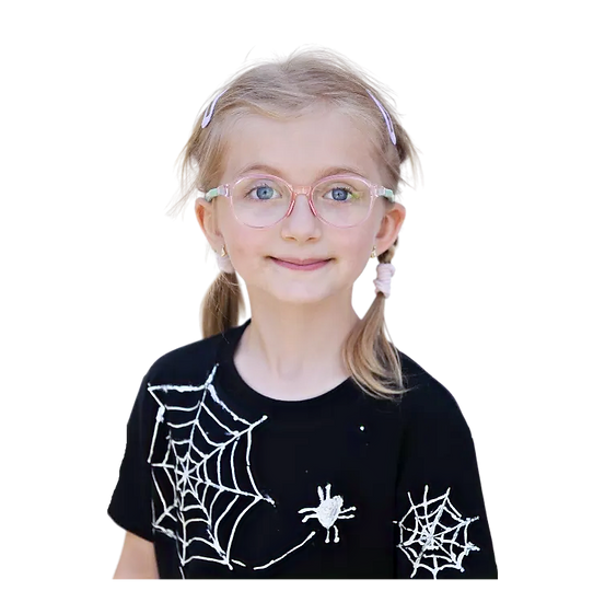 Veselá dívka v ručně barveném triku ze základní školy Heuréka